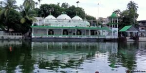 কুমিল্লার তিন গম্বুজ দৃষ্টিনন্দন প্রাচীন দারোগা বাড়ি মসজিদ