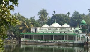 কুমিল্লার তিন গম্বুজ দৃষ্টিনন্দন প্রাচীন দারোগা বাড়ি মসজিদ