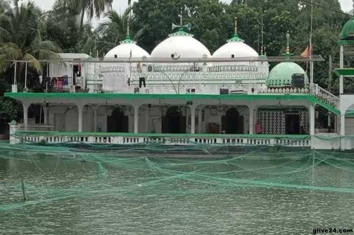 কুমিল্লার তিন গম্বুজ দৃষ্টিনন্দন প্রাচীন দারোগা বাড়ি মসজিদ