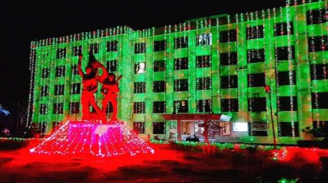 বিজয় দিবসে লাল সবুজের আলোয় ঝলমল করছে কুমিল্লা শহর