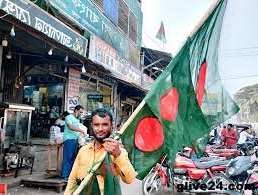 বিজয়ের মাসে লাল-সবুজের ফেরিওয়ালা