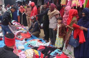 কুমিল্লার গরম কাপড়ের দোকান ভিড় বেড়েছে