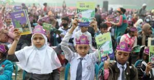 কুমিল্লায় স্কুলের শিশুরা নতুন বইয়ের উৎসবে মেতেছে