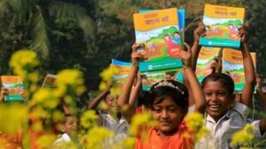 কুমিল্লায় স্কুলের শিশুরা নতুন বইয়ের উৎসবে মেতেছে